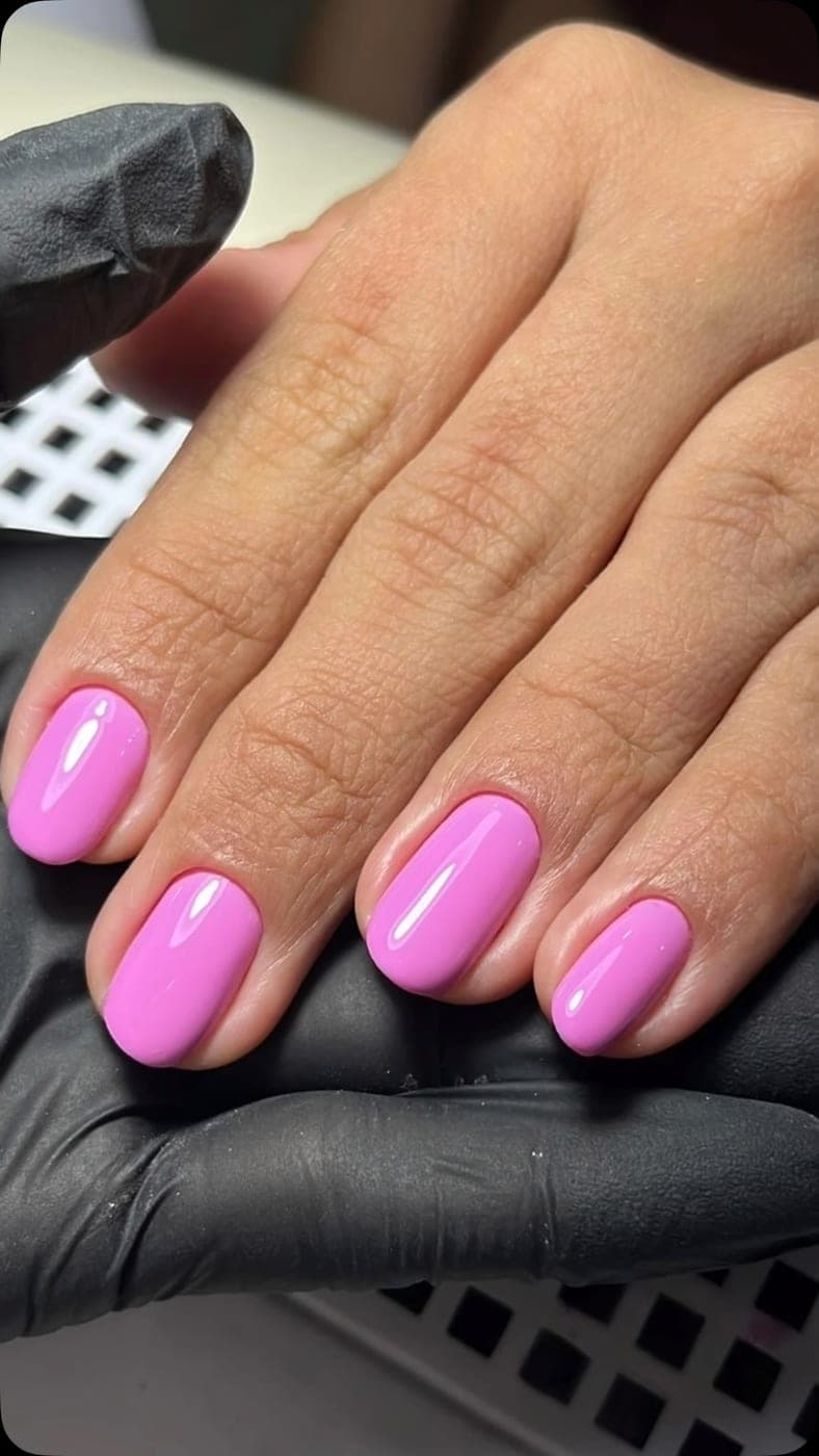 Rosa Shellac-Maniküre, frisch lackiert — Arbeit von Andrea
